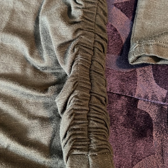 White House Black Market NWT 3/4 Shirred Side Tee Top Sz XS Sergeant color NEW - Picture 3 of 4